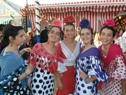 Flamingo danseressen op de Feria van Sevilla, Andalusia, Spanje