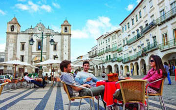 Vakantie Portugal, Alentejo. Terrasje pakken op het centrale plein in Evora. 